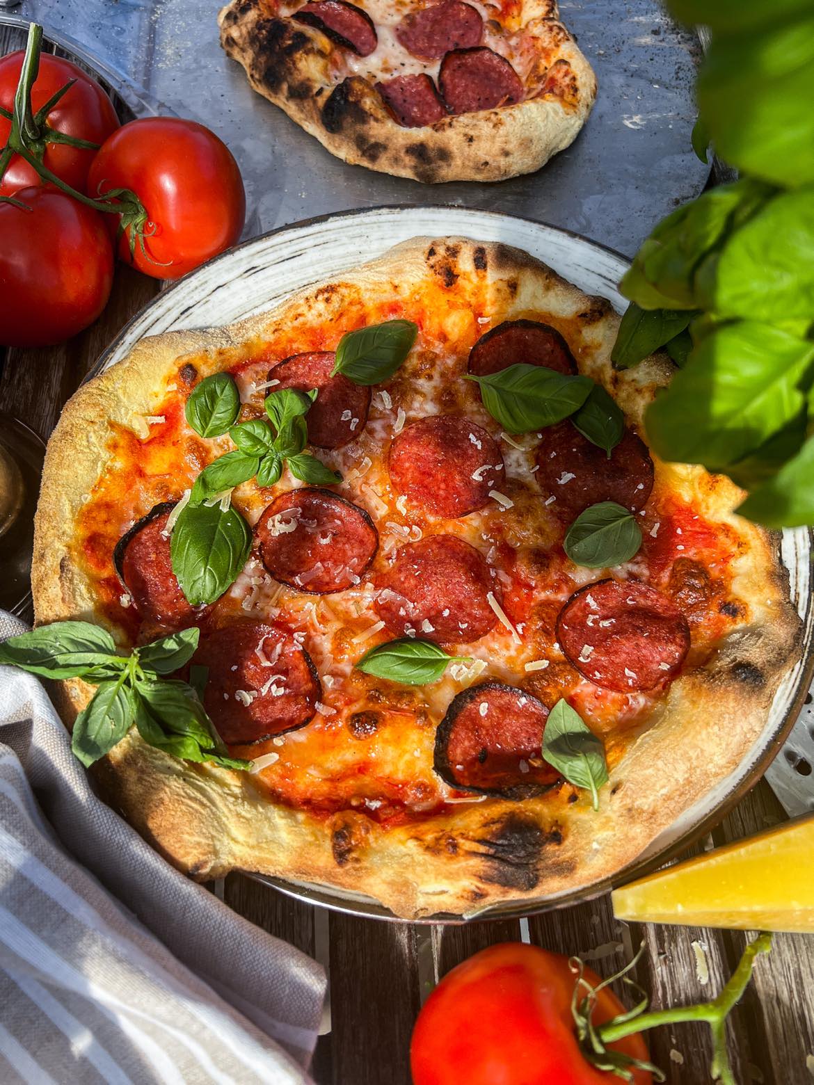 Rozbuduj grill gazowy o piec do pizzy: przepis na pizzę na cienkim cieście krok po kroku