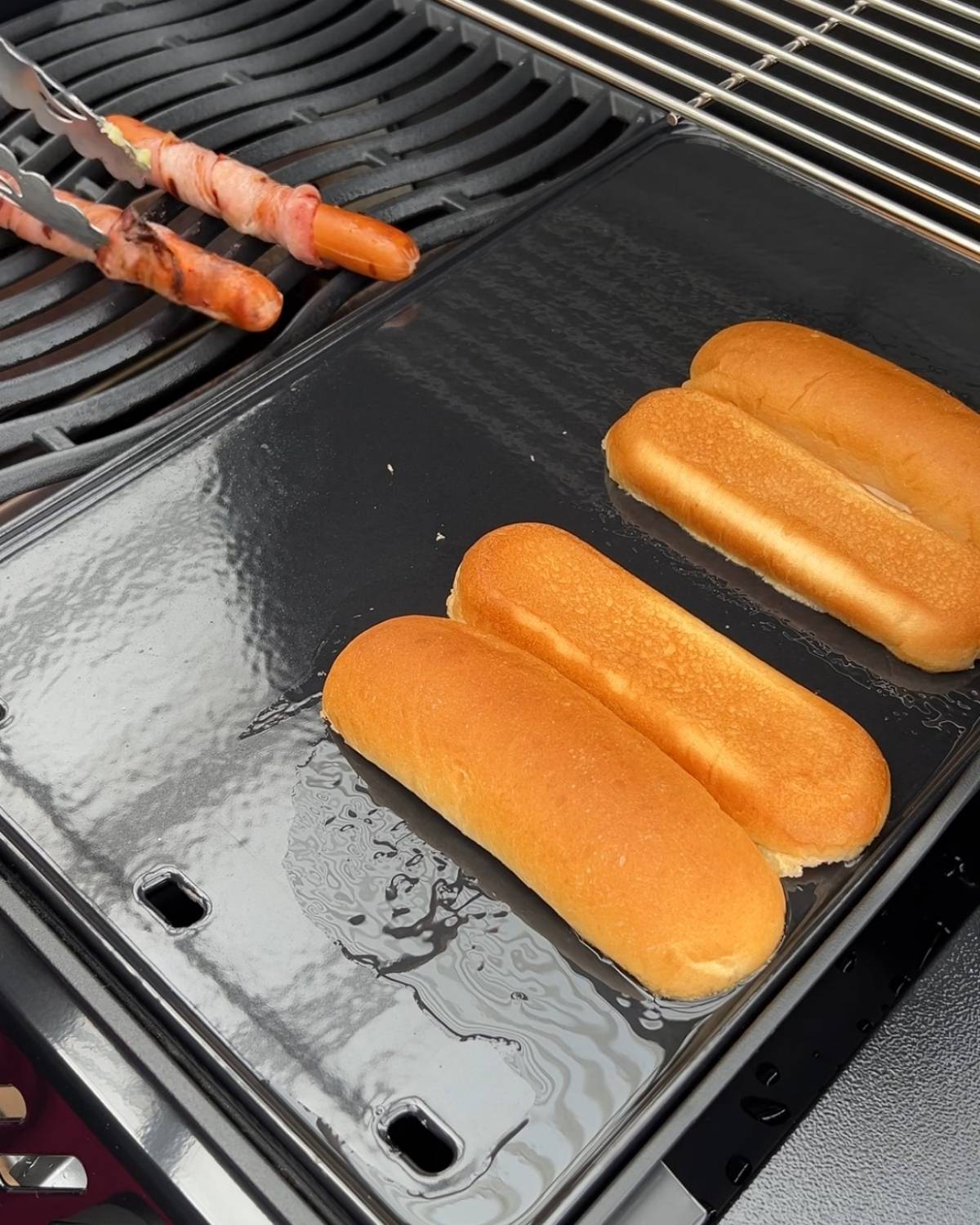 Bułki do hot dogów podpiekane na płycie żeliwnej emaliowanej