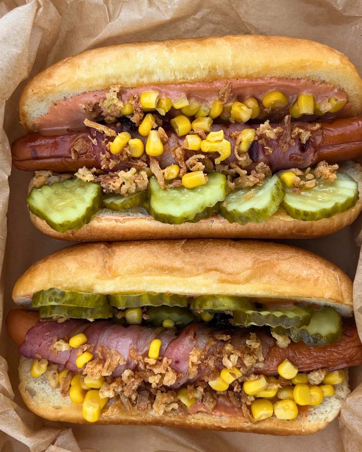 Hot dog z grilla gazowego na Napoleon Freestyle 425 DSIB z parówką w boczku
