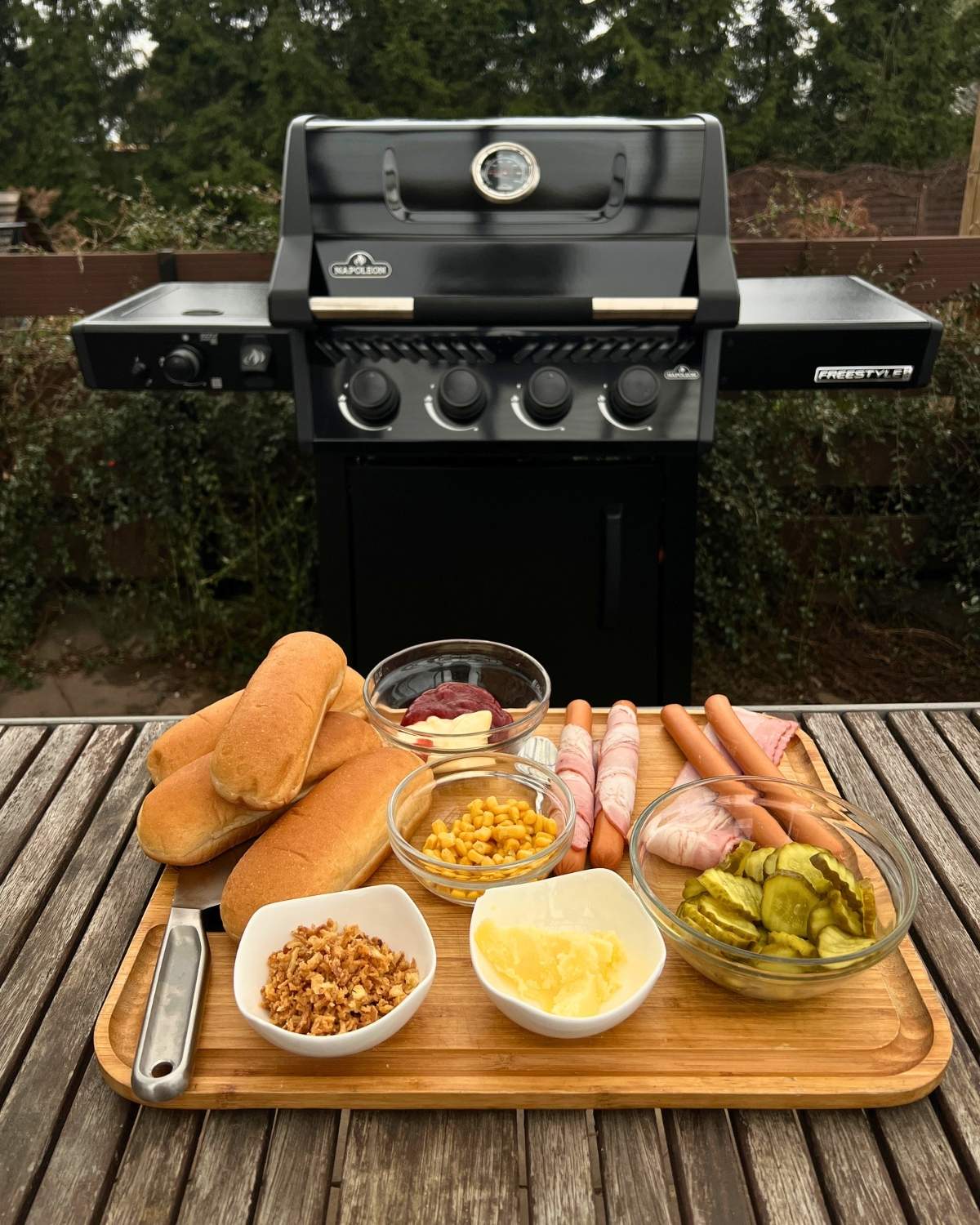 Grill Napoleon Freestyle 425 DSIB przygotowany do robienia hot dogów z grilla