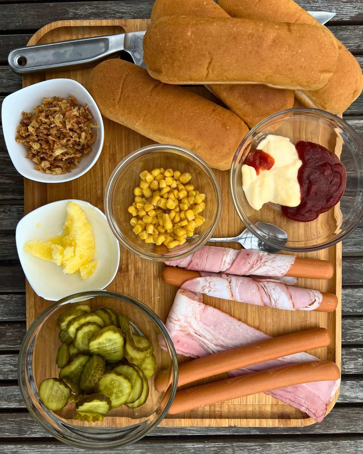 Składniki przygotowane do zrobienia hot dogów z grilla gazowego