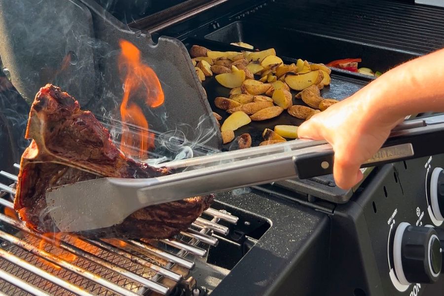 Stek na palniku na podczerwień na grillu gazowym Broil King Baron 590 IRP