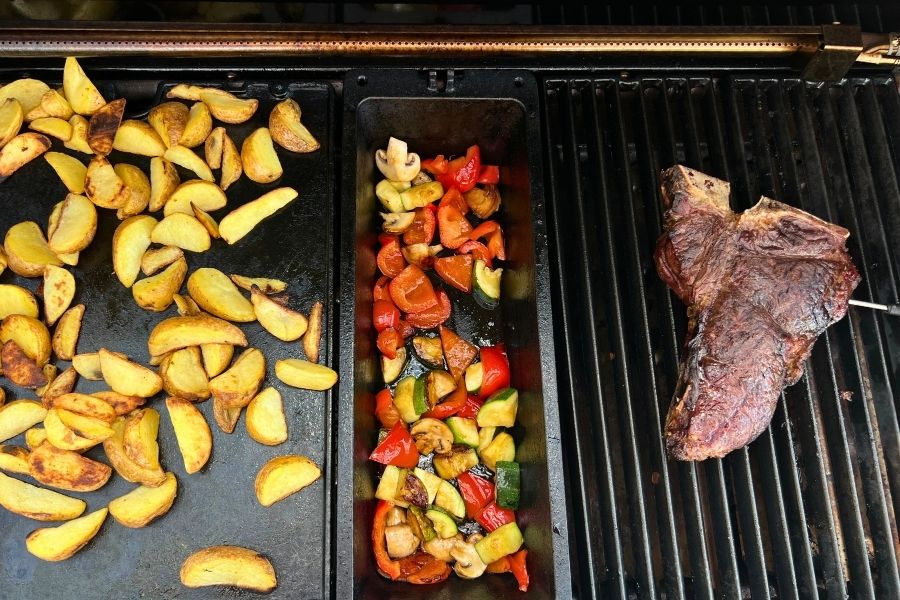 Stek warzywa i ziemniaczki z grilla gazowego Broil King Baron 590 IRP