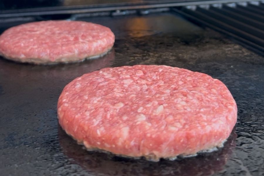 title Burgery z grilla na ruszcie Broil King Baron 490 - grillowanie na strefie HIGH