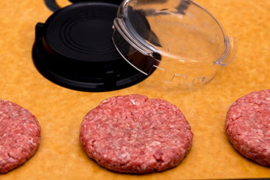 title Patty burger uformowane praską Broil King 62475 - widoczne wgłębienie w środku