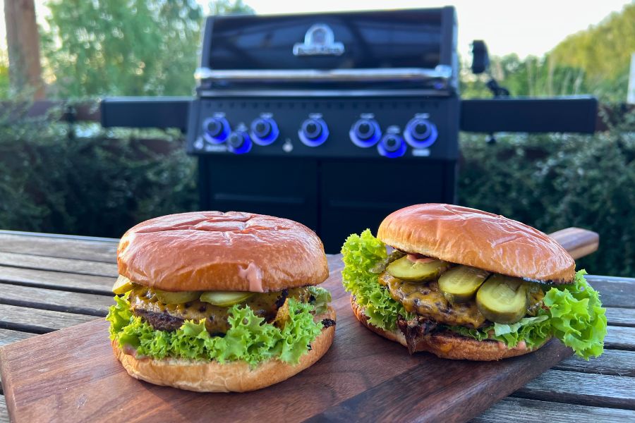 Burger z grilla gazowego Broil King Baron 490 - przepis GrillMasterka SalonGrilli