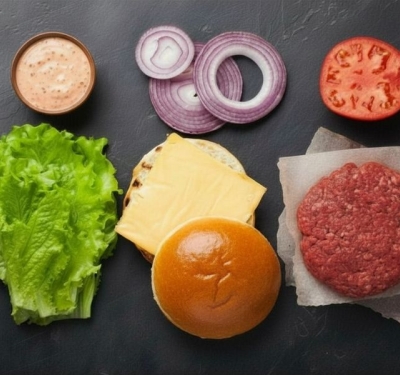 Jakie dodatki pasują do klasycznego burgera z grilla?
