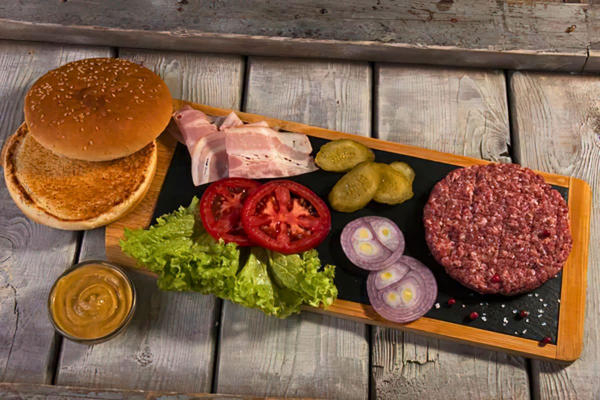 Klasyczne dodatki do burgera z grilla - ser cheddar, pikle, sałata, pomidor, cebula, sos
