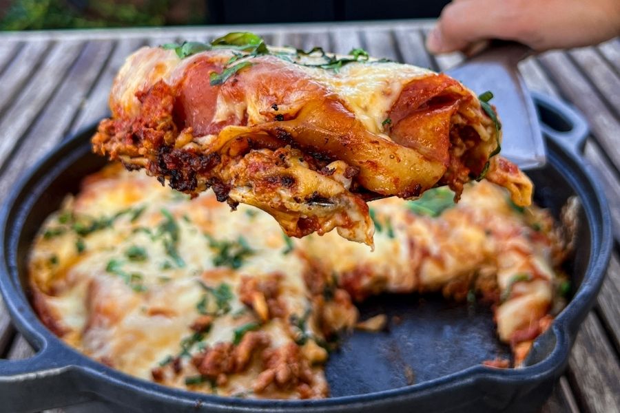 Pomysł na szybki obiad ekspresowa lasange z jednej patelni przygotowana na grillu