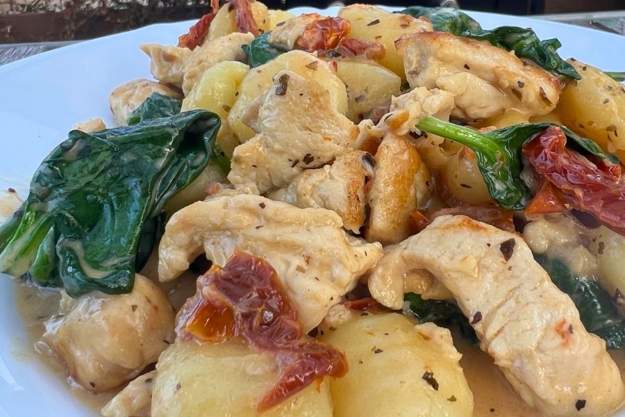 Szybki obiad z grilla kremowe gnocchi z kurczakiem i suszonymi pomidorkami