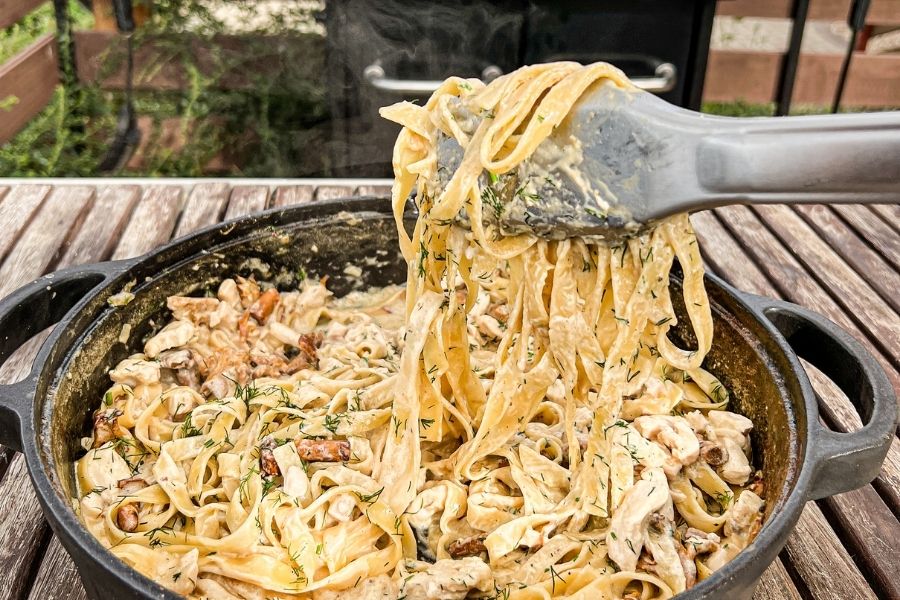 tagliatelle z kurczakiem i kurkami przygotowany na grillu Baron Broil King przepis salongrilli