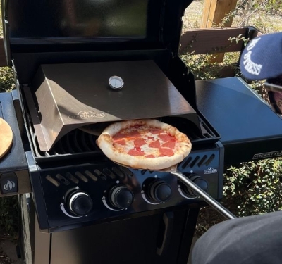 Pizza na grillu gazowym Napoleon Freestyle 425 - test nakładanego pieca do pizzy ze stali szlachetnej do grilli gazowych Pizza na grillu gazowym Napoleon Freestyle 425 - test nakładanego pieca do pizzy ze stali szlachetnej do grilli gazowych