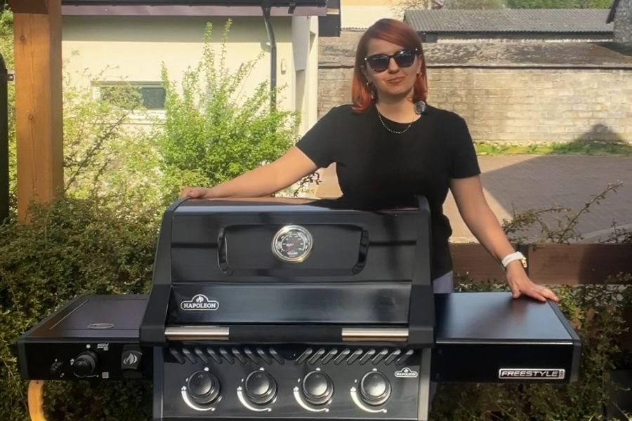Napoleon Freestyle 425 DSIB z drzwiczkami i Sizzle Zone - nowość 2026 na tarasie