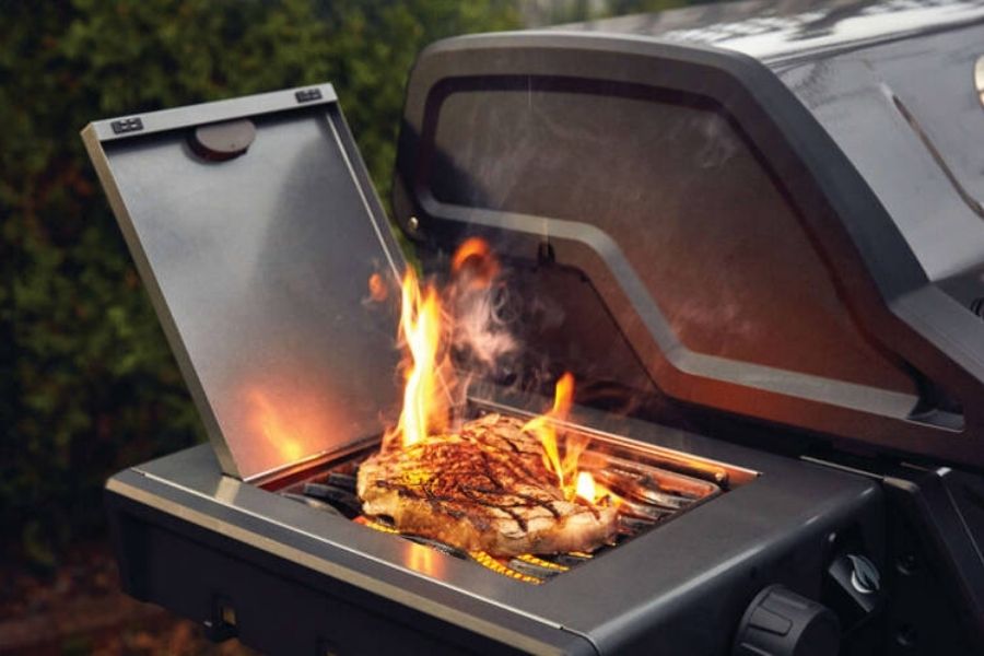 Stek medium-rare po Sizzle Zone 800°C - chrupiąca skórka, soczysty środek