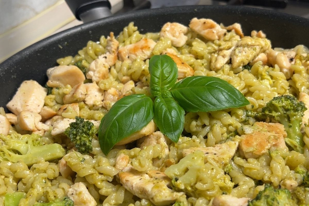 Makaron z kurczakiem, brokułami i pesto z jednej patelni