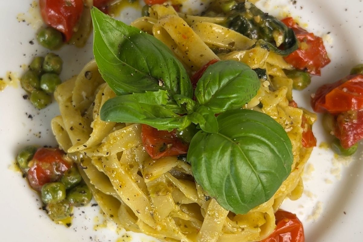 Kremowe tagliatelle z pesto, szpinakiem i pomidorkami z jednej patelni