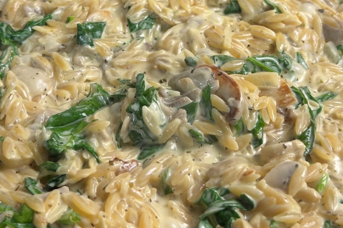 Kremowe orzo z pieczarkami i szpinakiem z jednego garnka